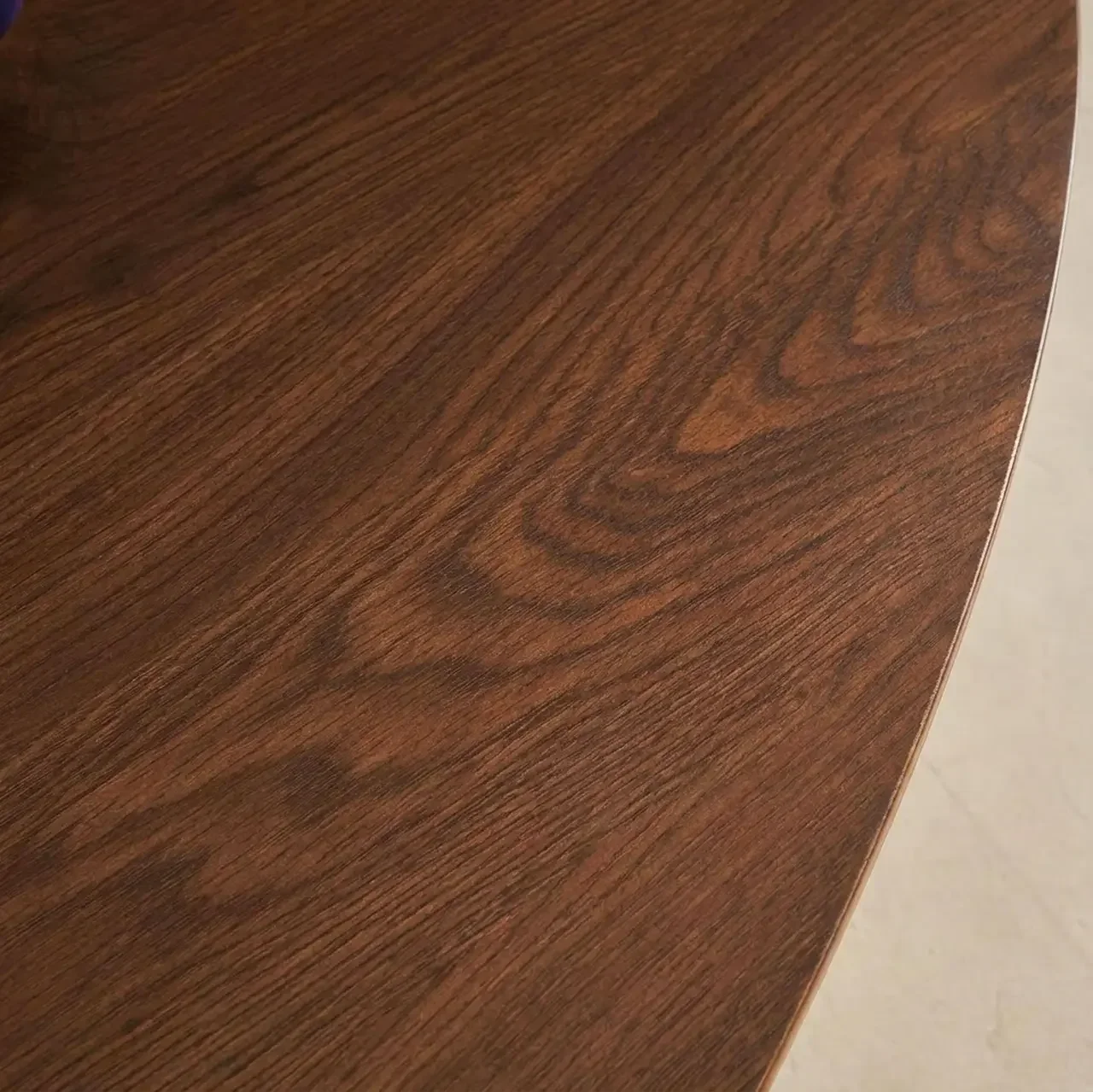 Ovaler Couchtisch Ezia verchromte Metallbeine Eichenoptik Platte modernes Wohnzimmer Design