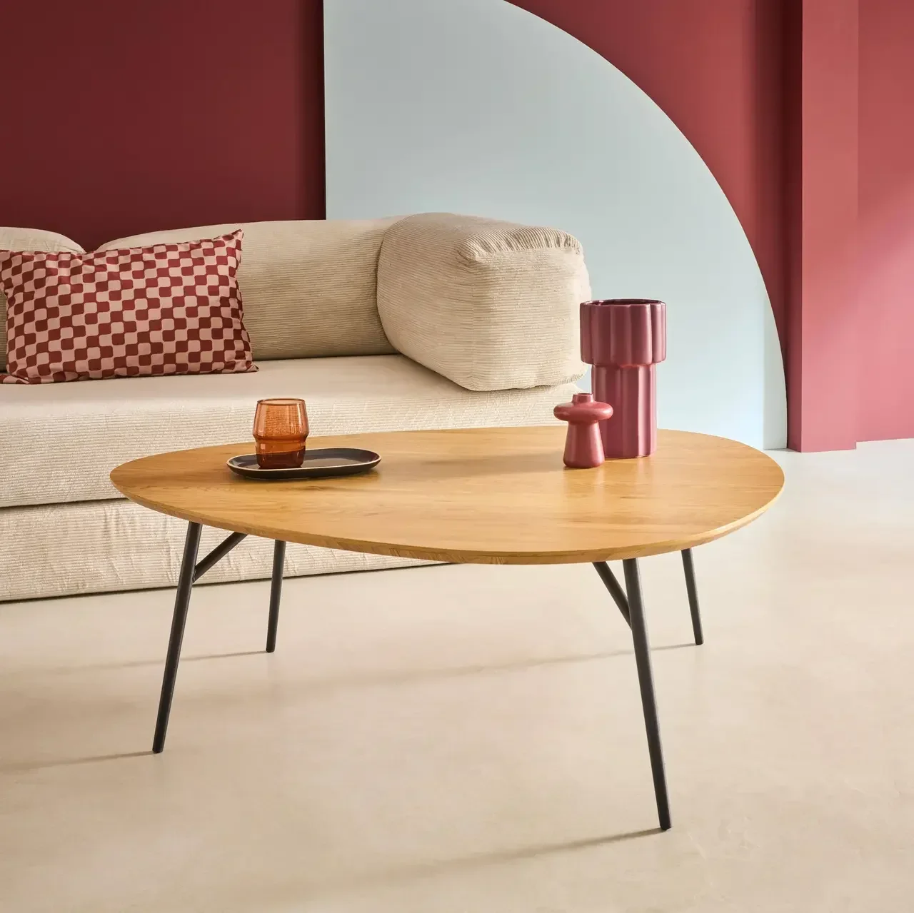 Table basse Ezia ovale plateau effet chêne piètement métal noir design contemporain salon
