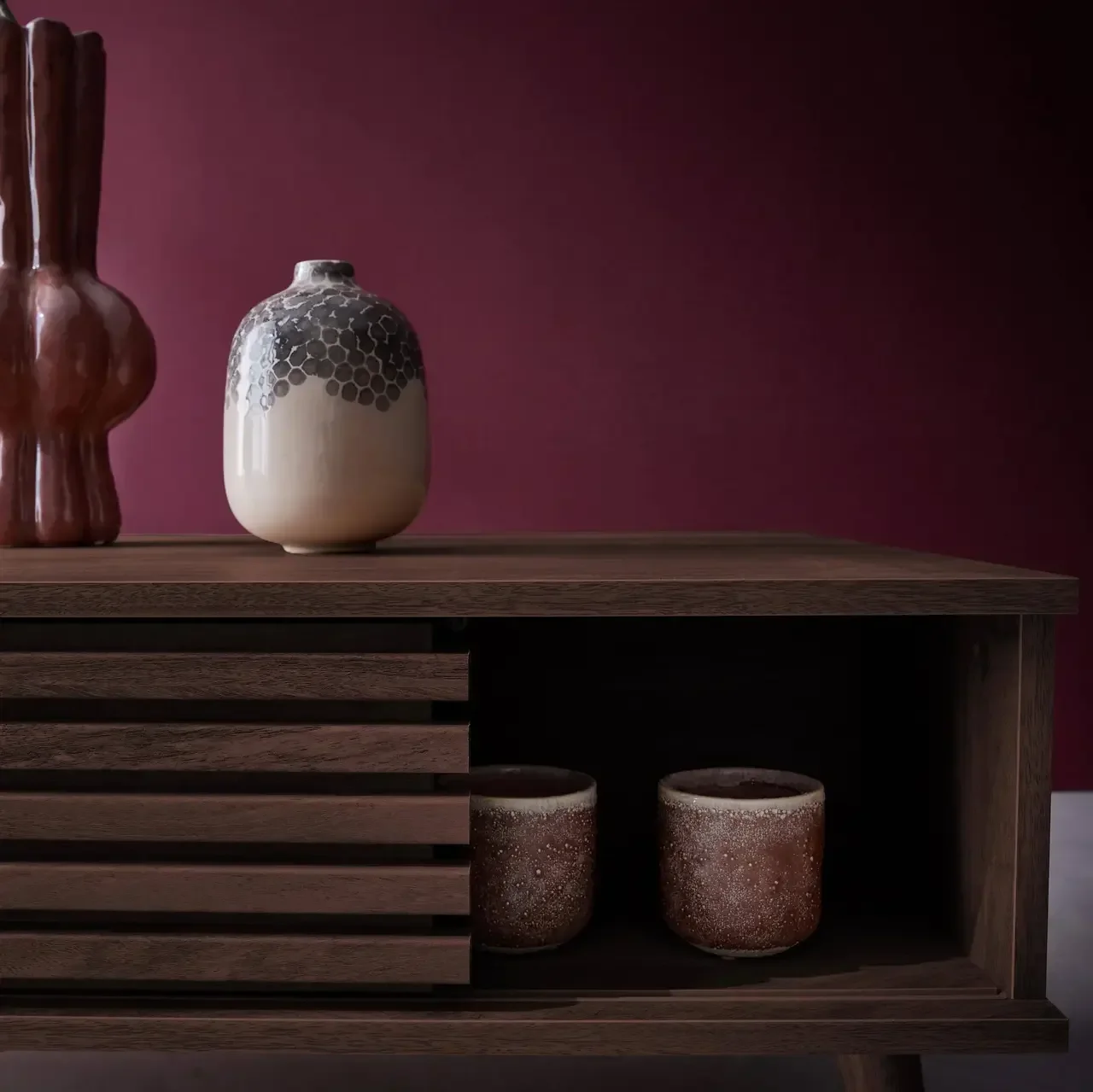 Table basse scandinave bois strié porte coulissante Madere