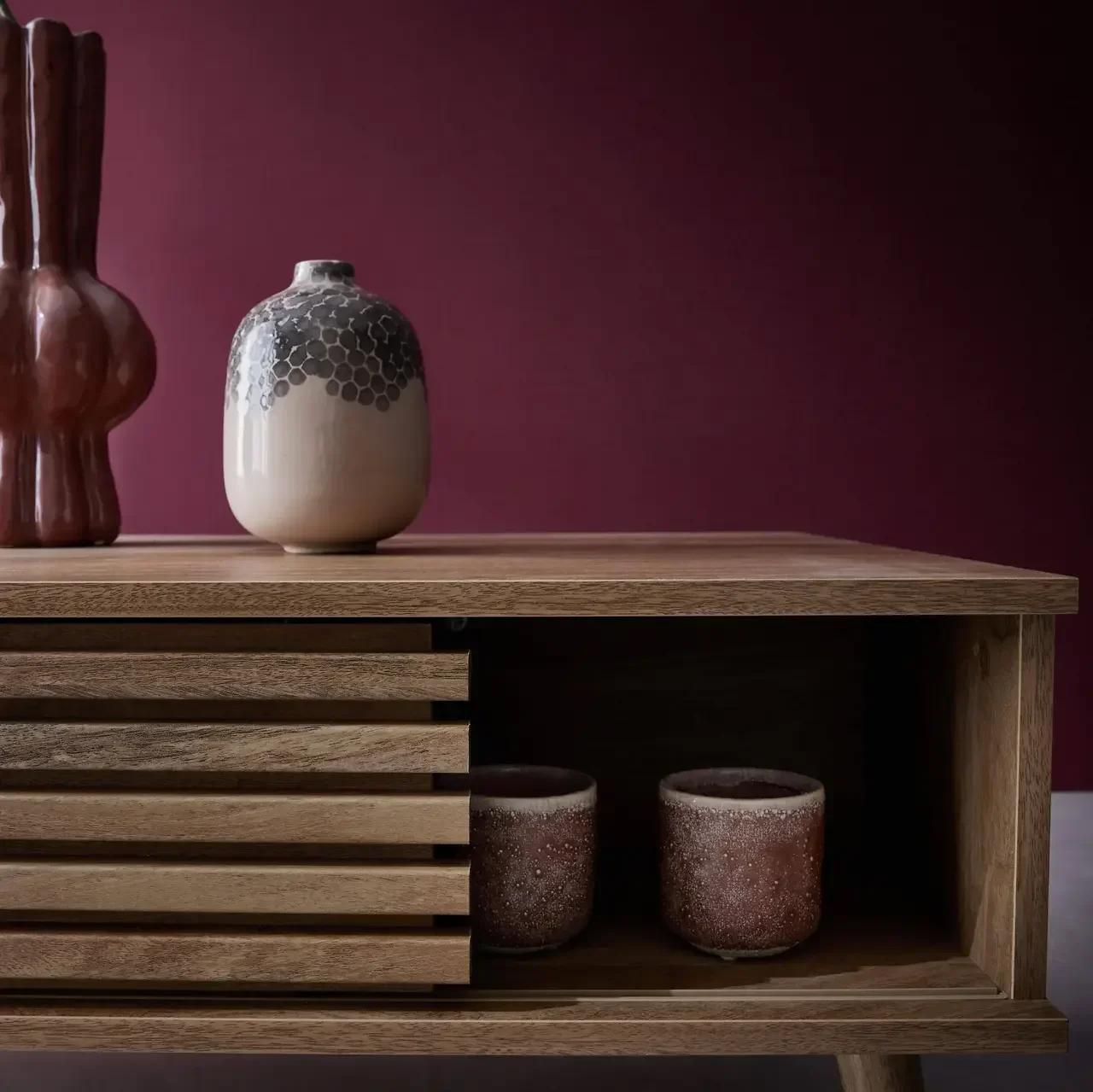 Table basse scandinave bois strié porte coulissante Madere
