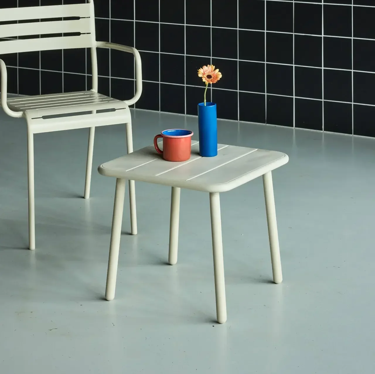 Table d'appoint extérieure carrée métal Amélia acier antirouille jardin