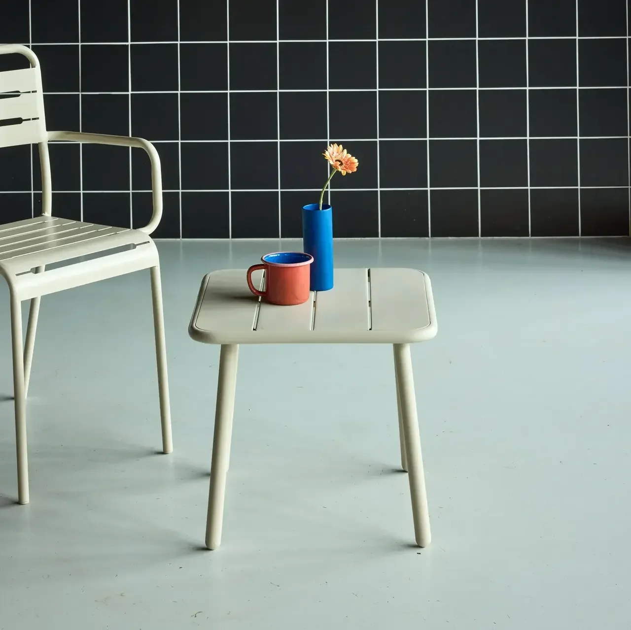 Table d'appoint extérieure carrée métal Amélia acier antirouille jardin