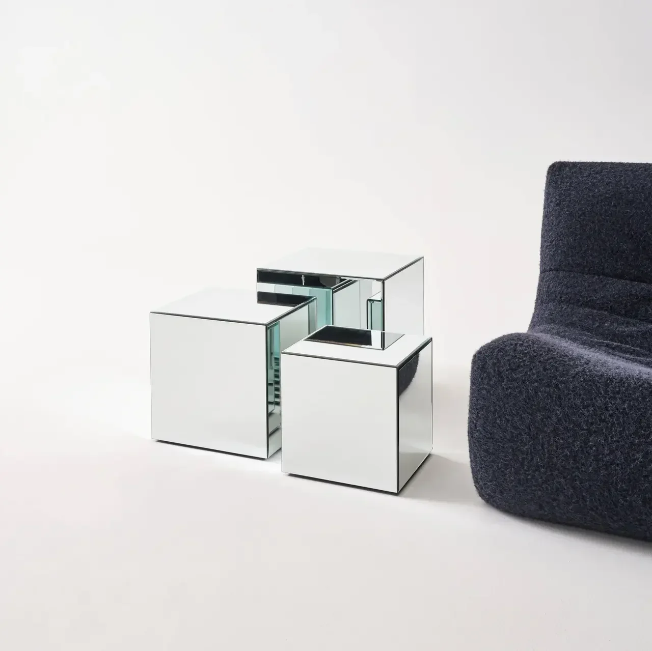 Mesa Lateral Cubo Espelho 40 cm - Mesa de Sofá Design Refletivo