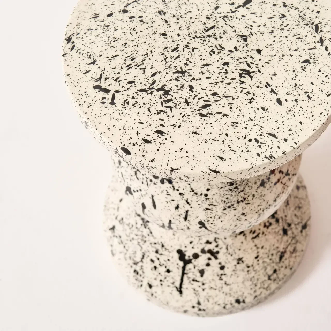 Table d'appoint mouchetée Ø33cm acier émaillé H47cm design Zina