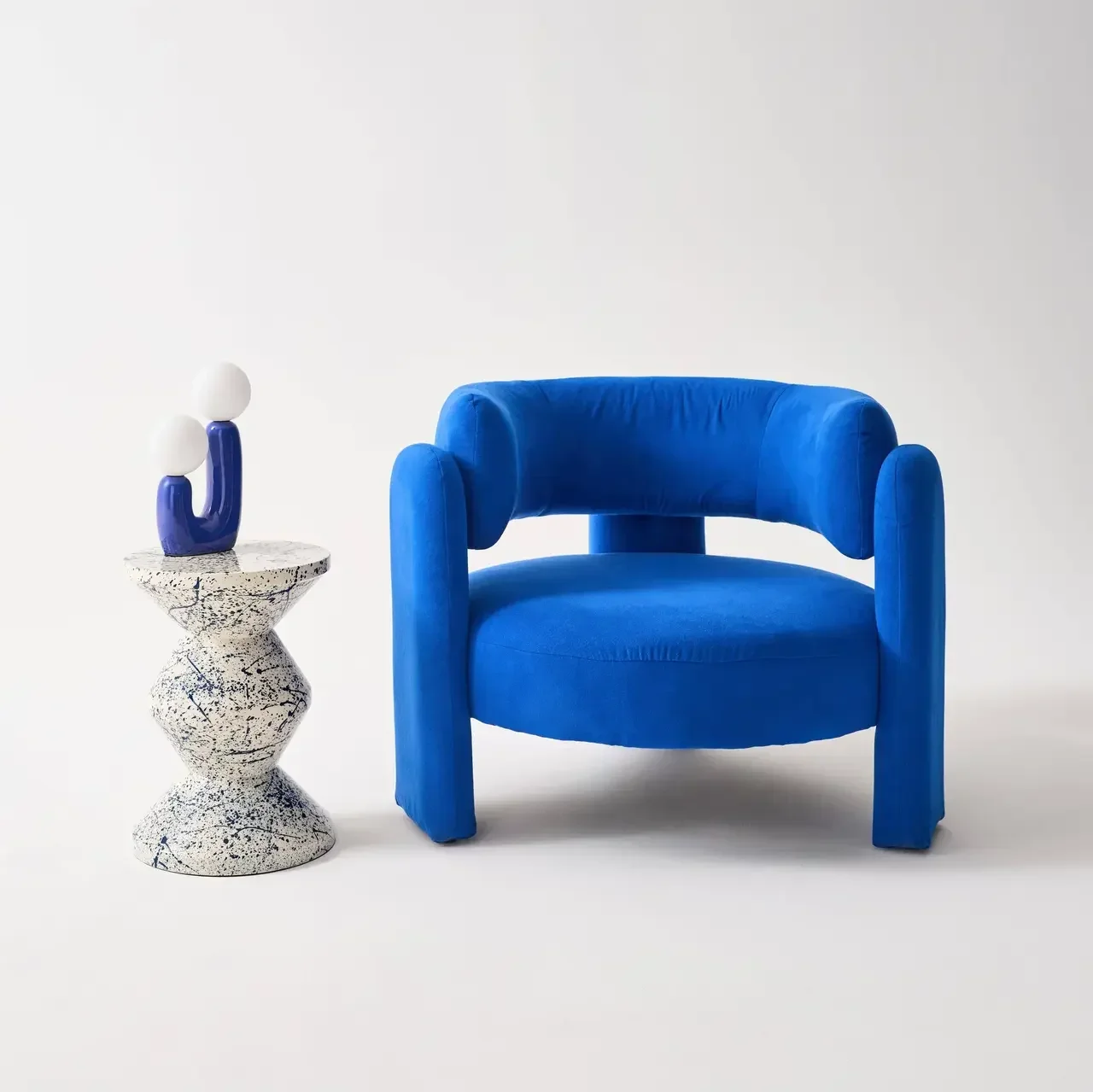 Table d'appoint mouchetée Zina Ø33cm acier émaillé H47cm design