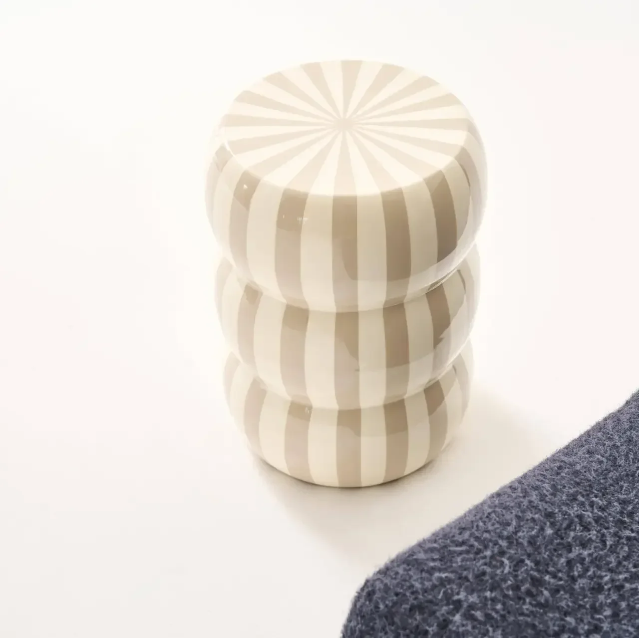 Table d'appoint ronde rayée beige blanc acier émaillé 46cm