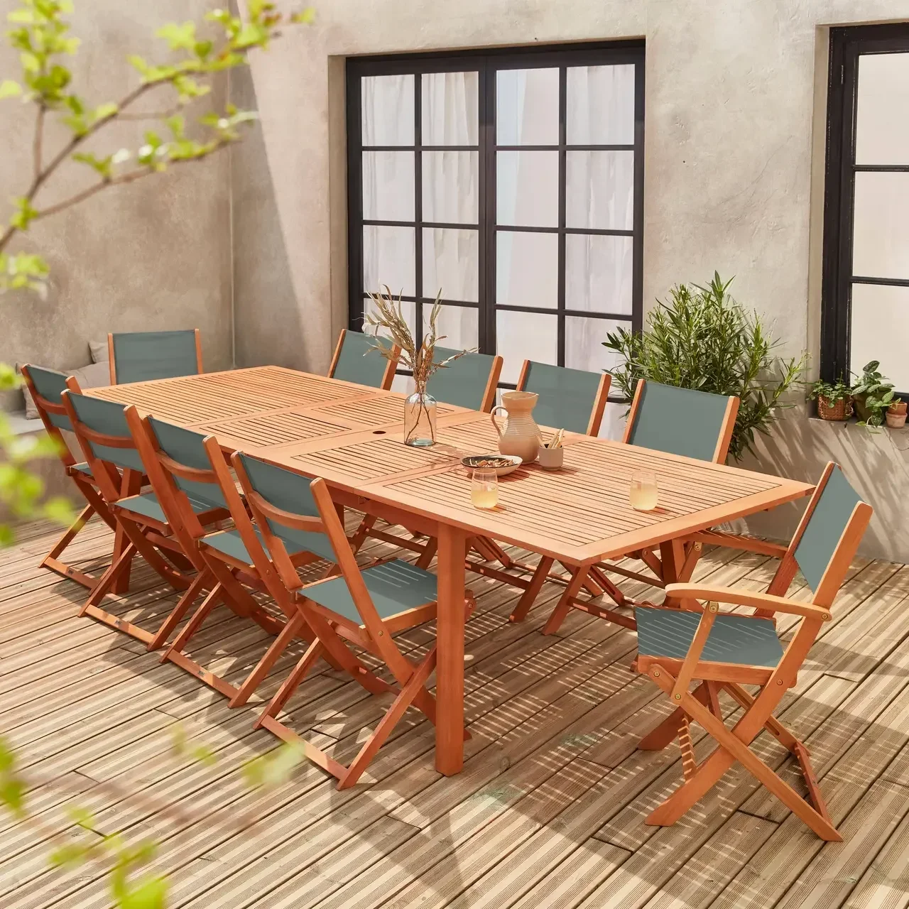 Mesa de jardín extensible de eucalipto con 10 sillas y sillones plegables Almeria