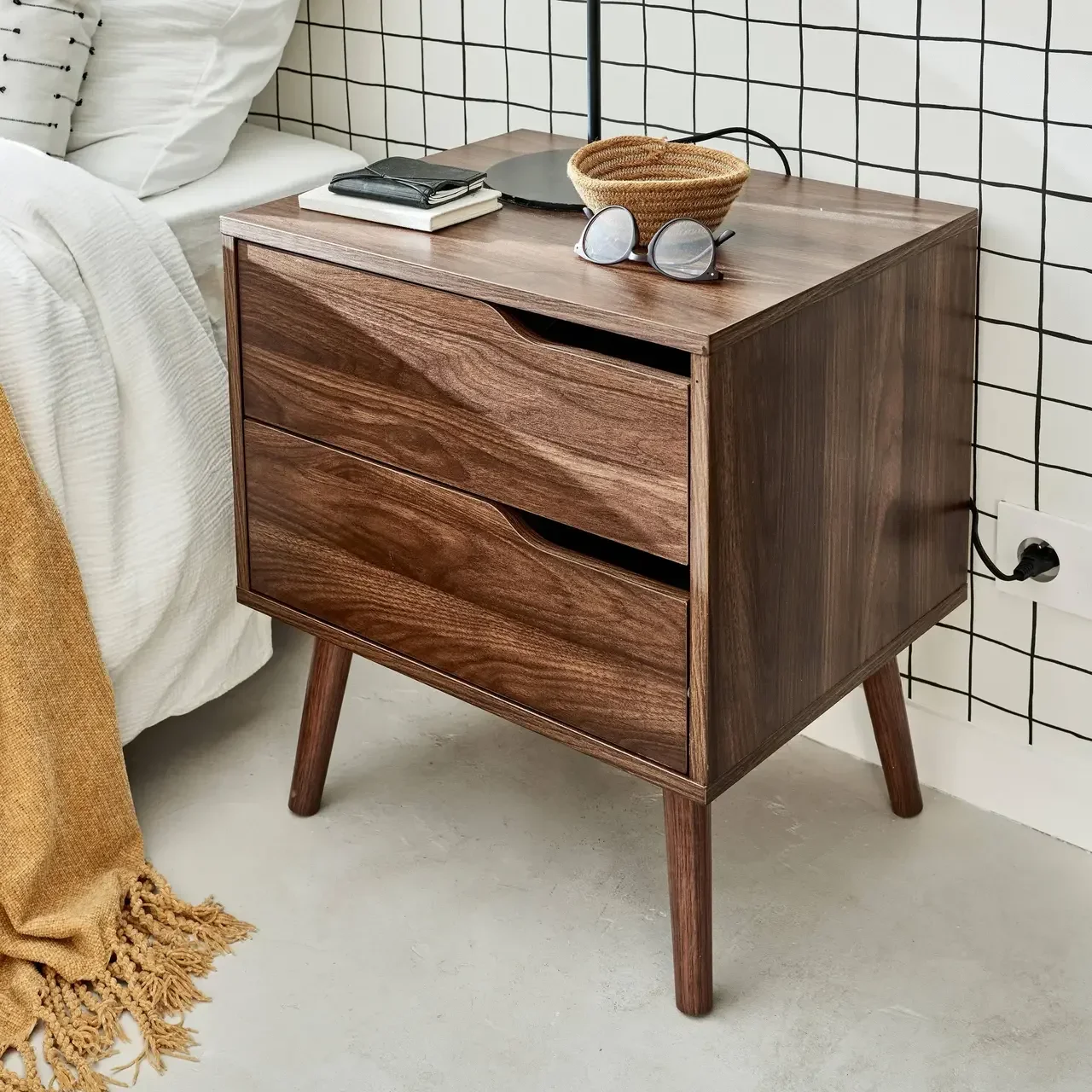 Table de nuit 2 tiroirs bois noyer style scandinave Népal