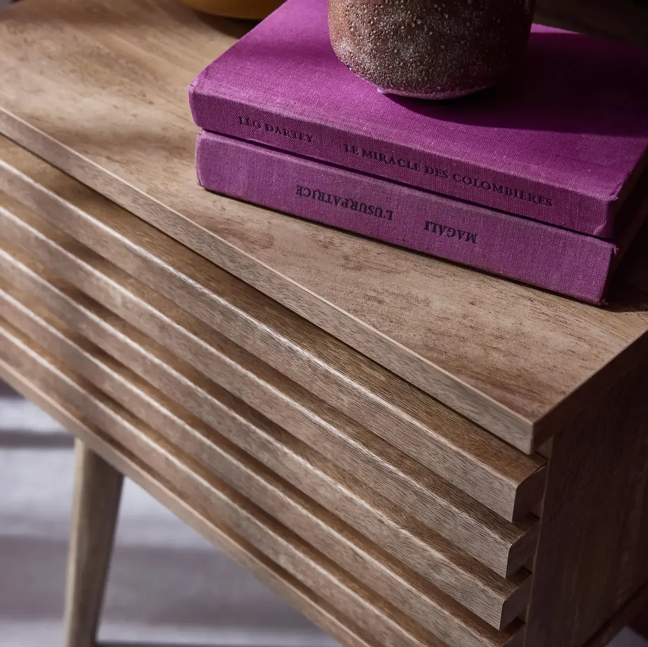 Skandinavischer Nachttisch Madere gestreiftes Holz 1 Schublade