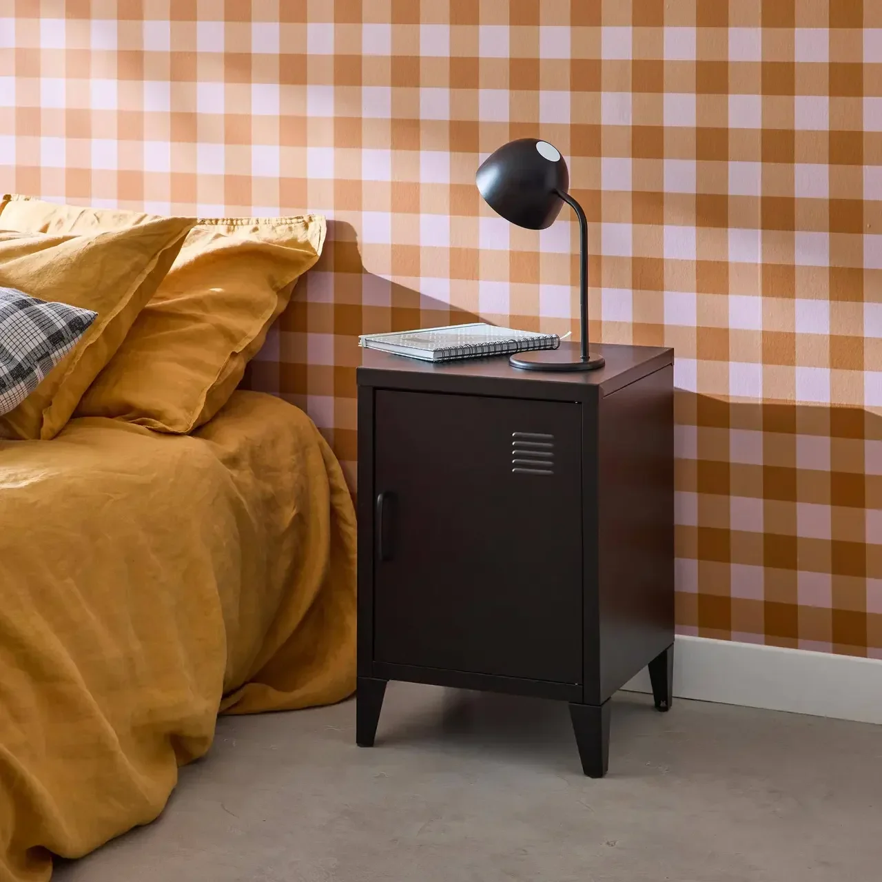 Table de nuit industrielle métal avec porte battante chambre enfant