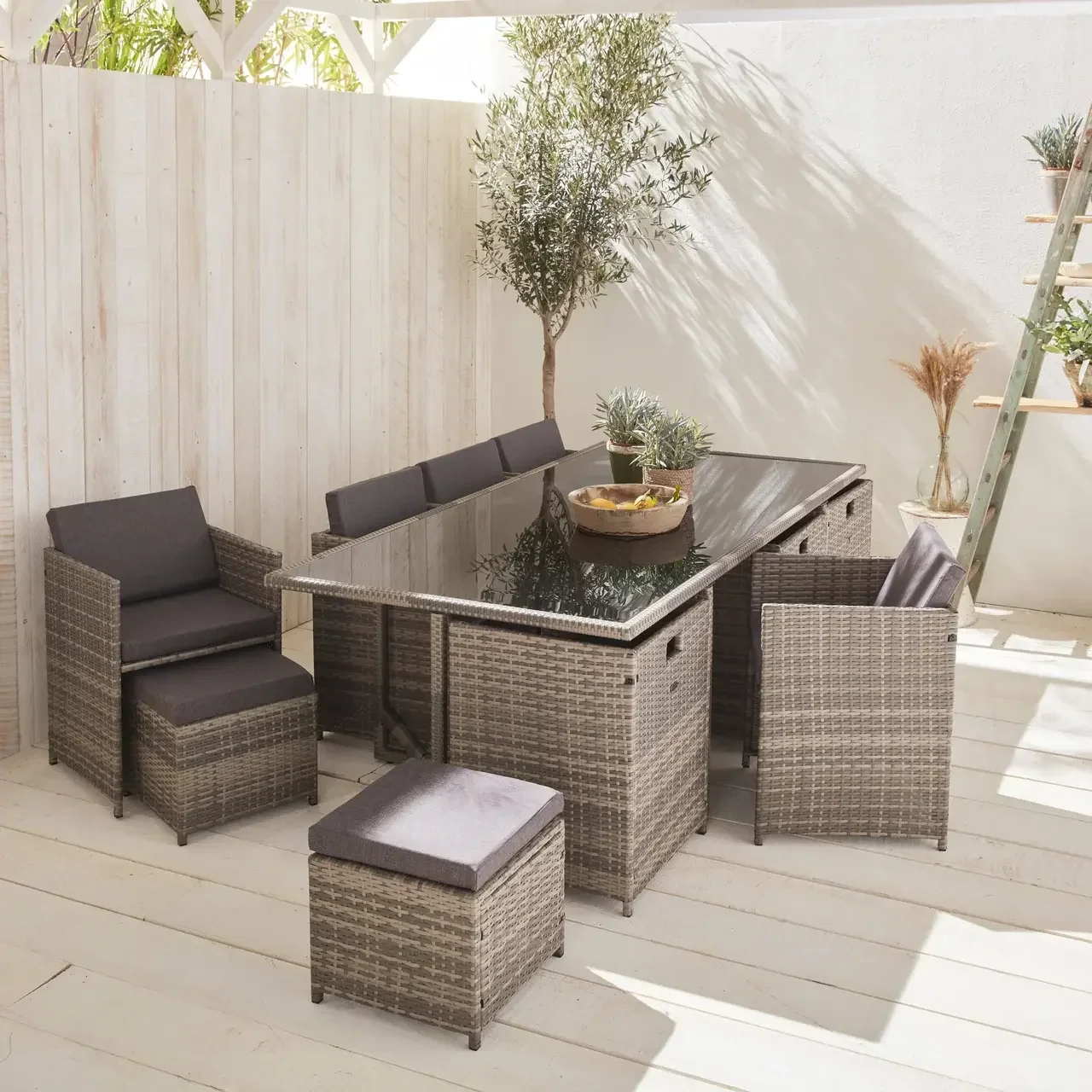 Table de jardin encastrable 12 places résine tressée Vabo avec poufs et housse