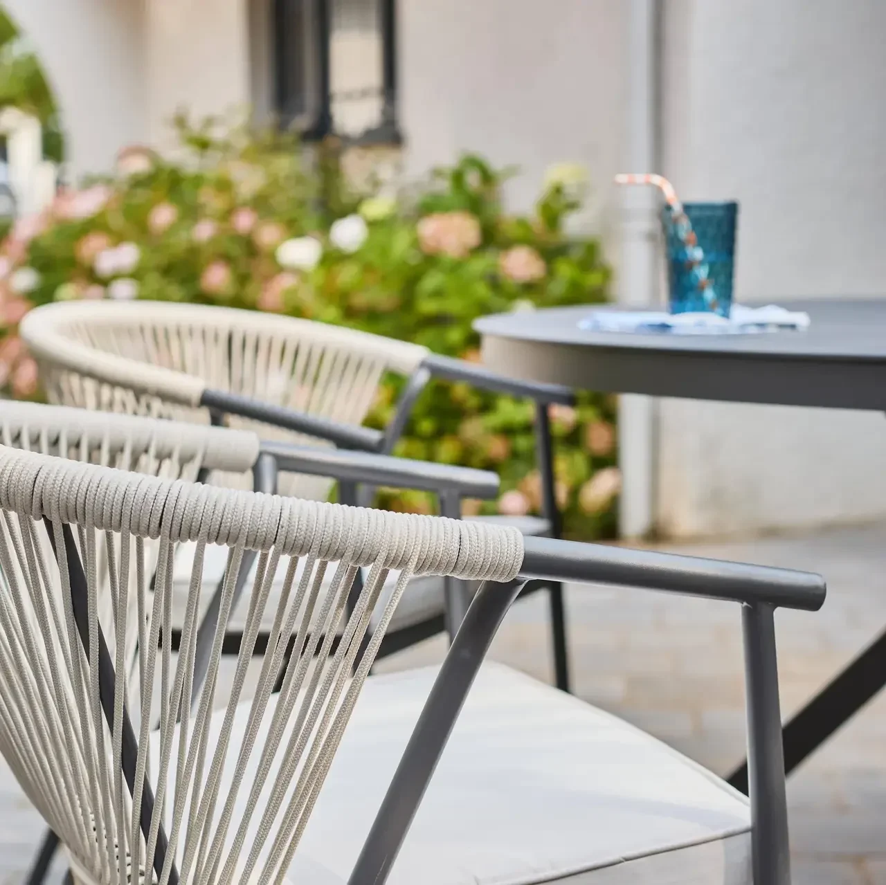 Table jardin ronde verre aluminium 6 places Orbis extérieur