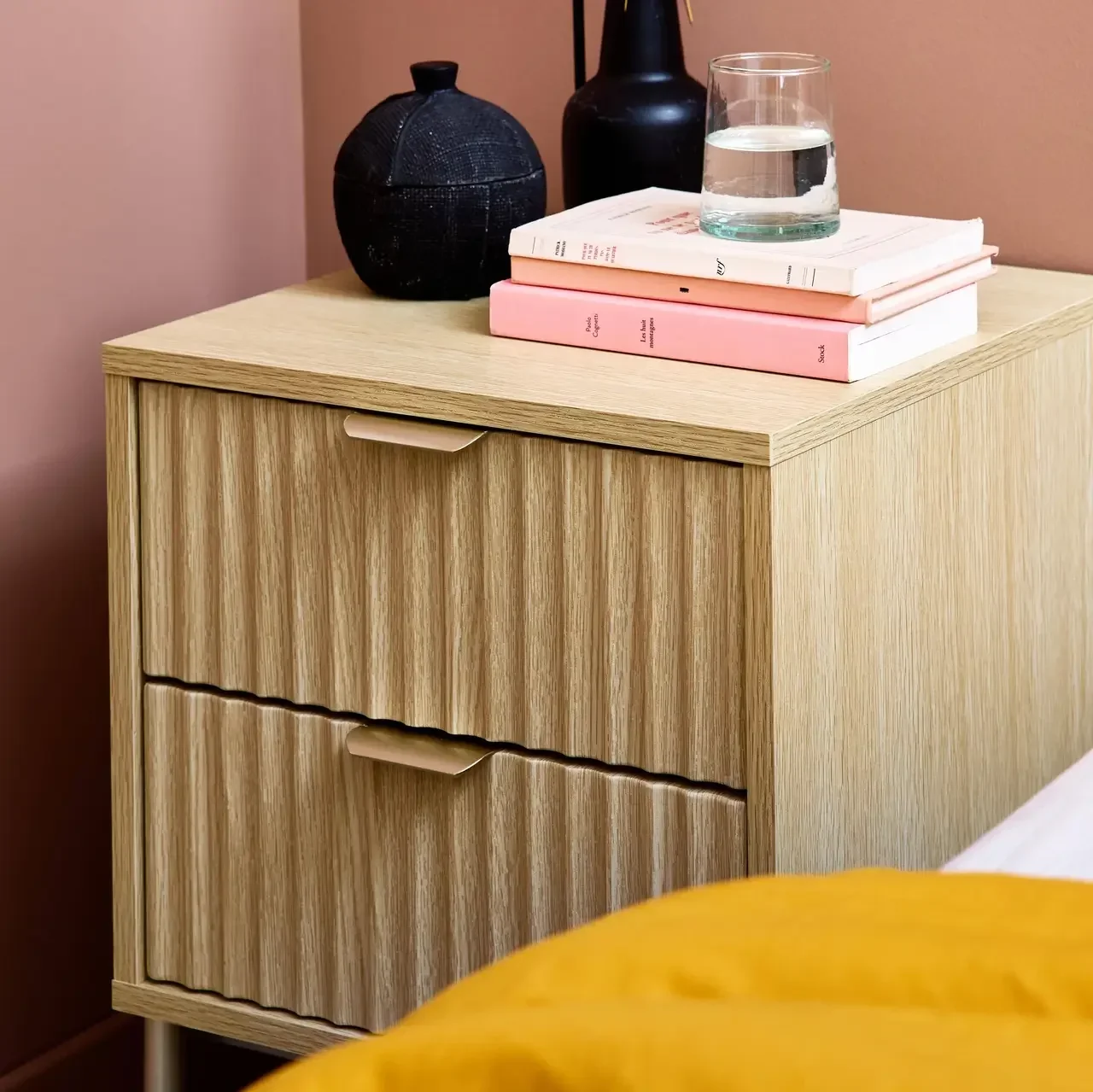 Table de nuit design bois sculpté métal champagne 2 tiroirs