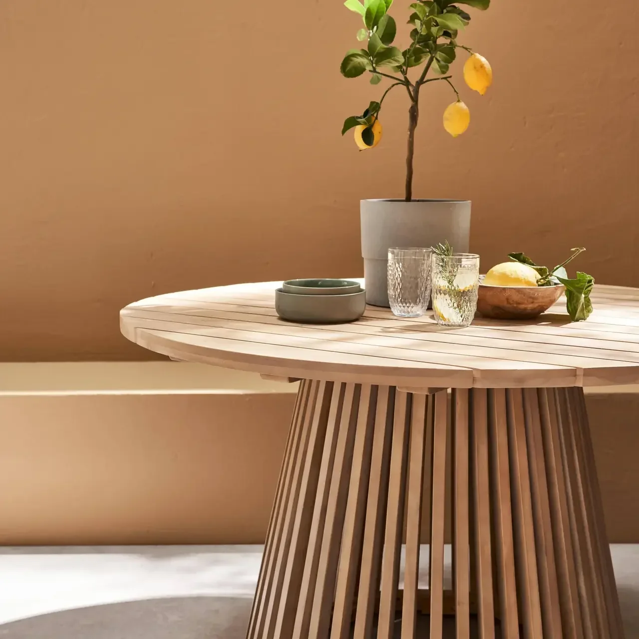 Solid acacia round garden table 4 seater patio outdoor Oviedo