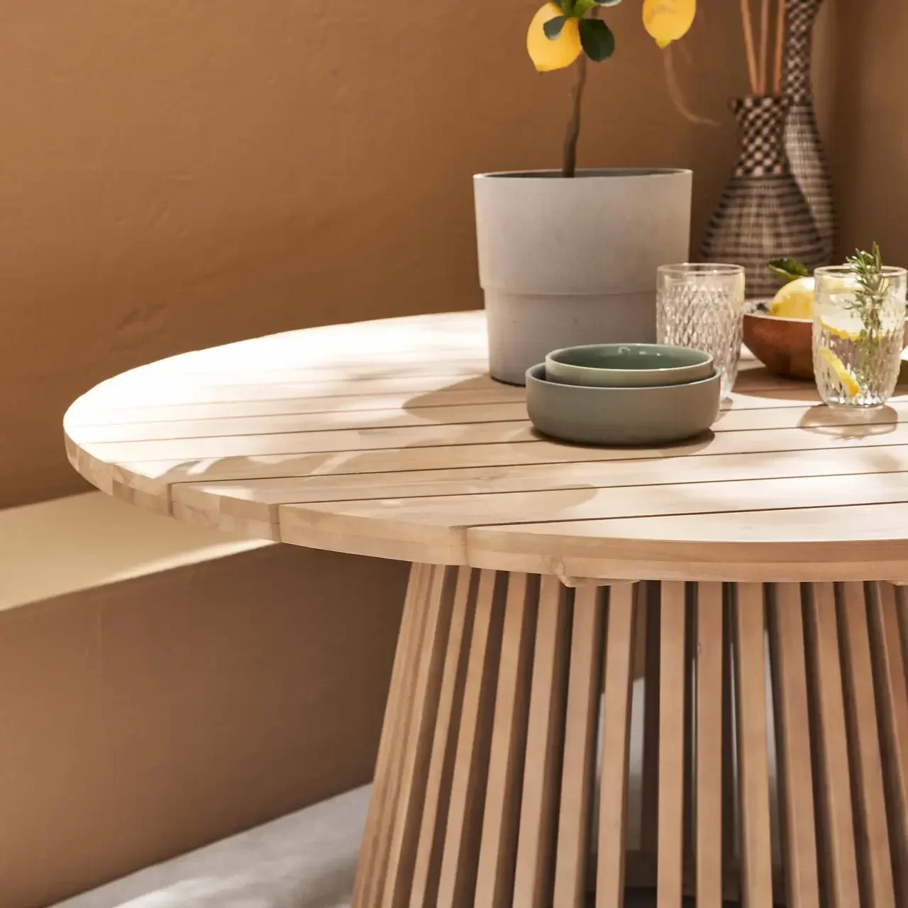 Solid acacia round garden table 4 seater patio outdoor Oviedo
