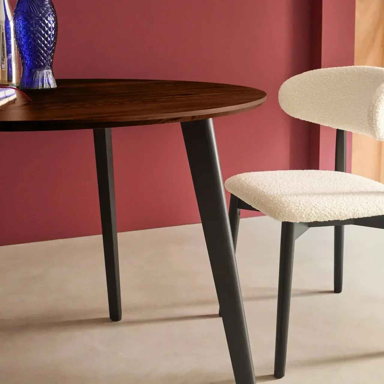 Round wooden dining table 100 cm 4 people black metal legs modern