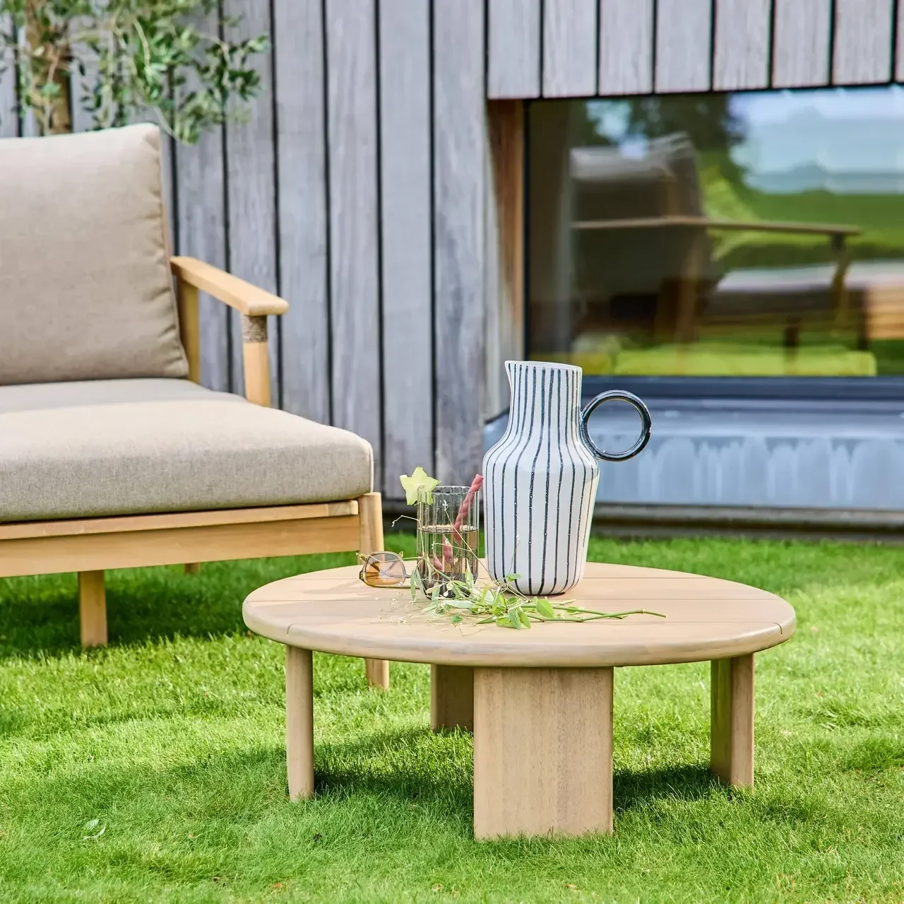 Round Acacia Wood Outdoor Coffee Table Kaita