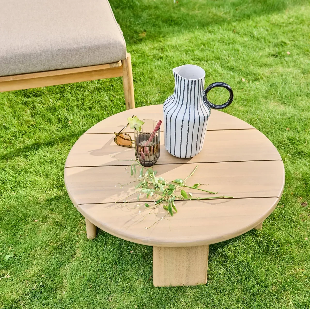 Round Acacia Wood Outdoor Coffee Table Kaita