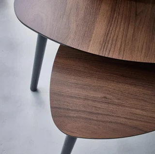 Tables gigognes scandinaves bois naturel design triangulaire