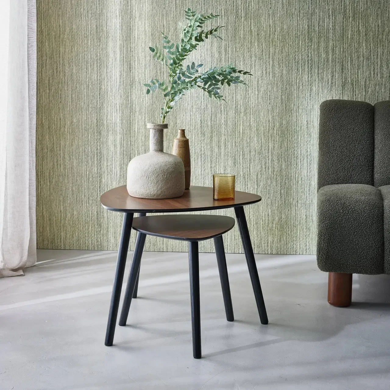 Tables gigognes scandinaves bois naturel design triangulaire