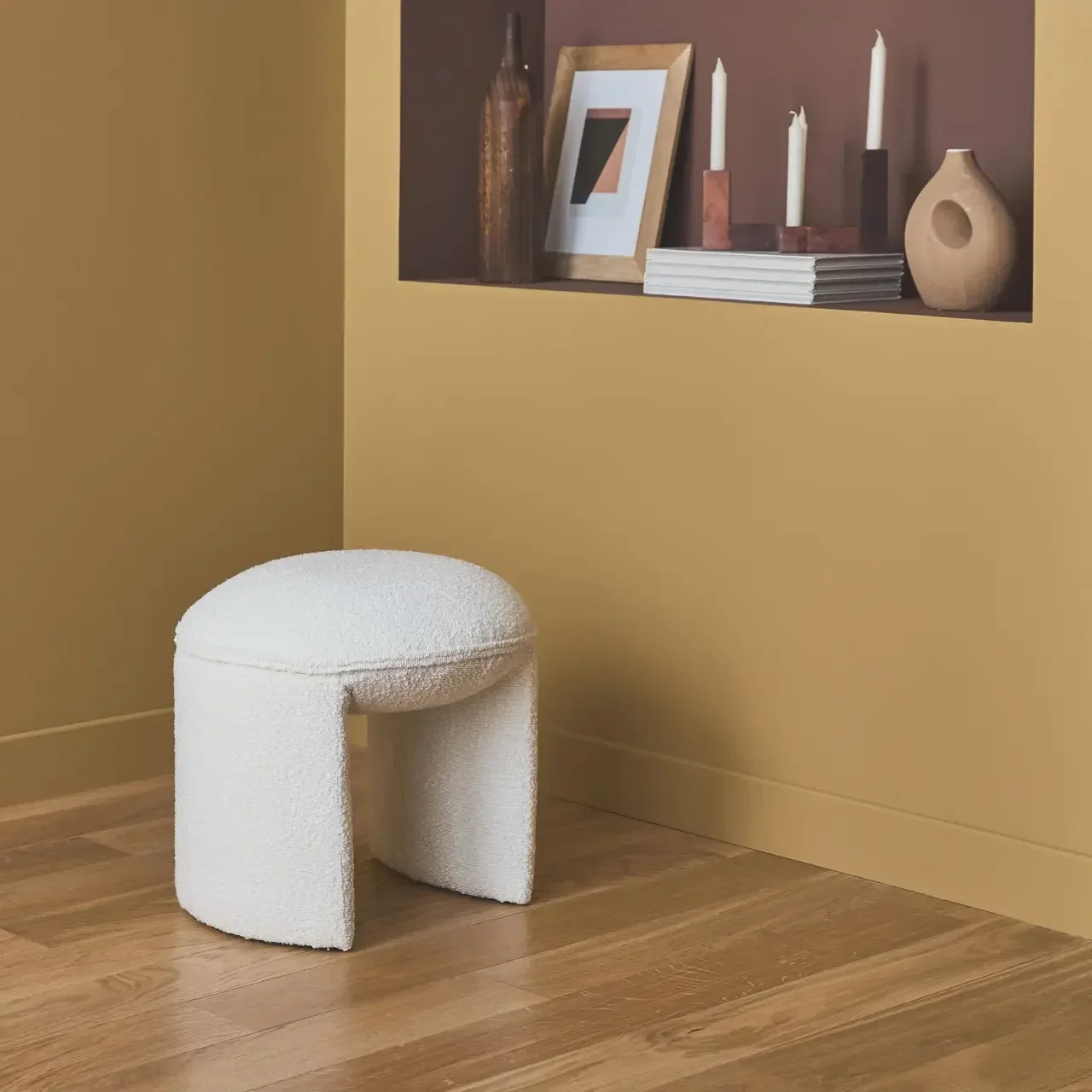 Tabouret design en laine bouclette blanc – style scandinave doux et cosy