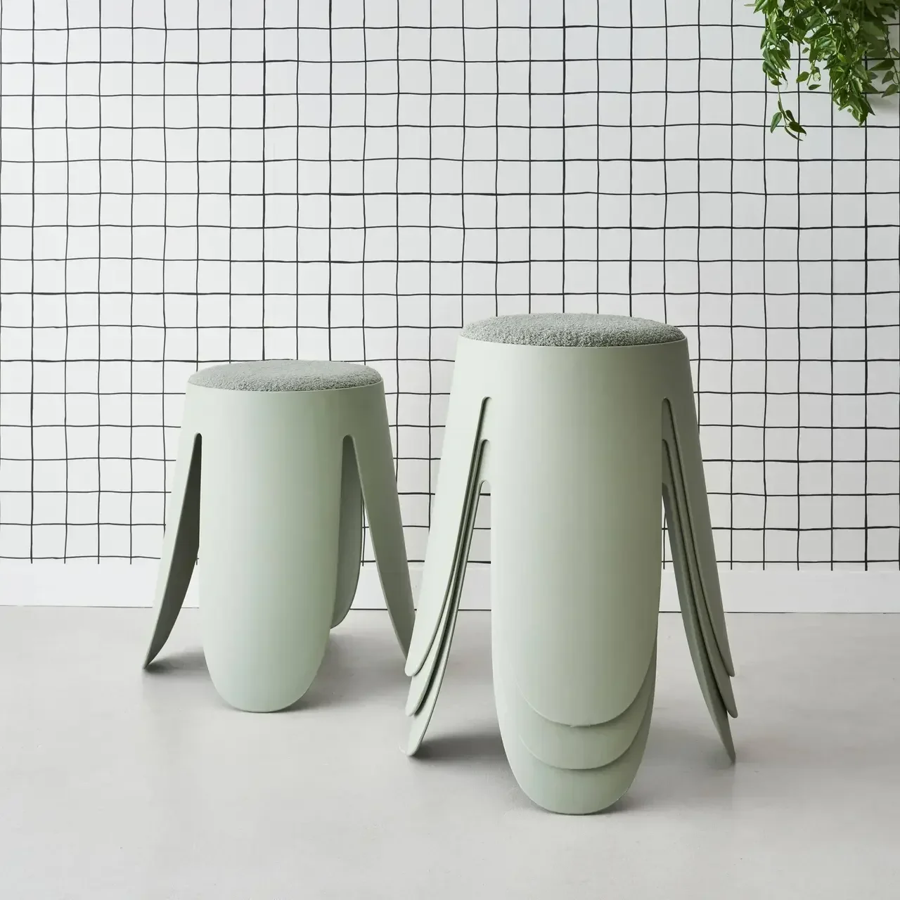 Tabouret empilable effet bouclette Niki lot de 4 - assise confortable design fleur