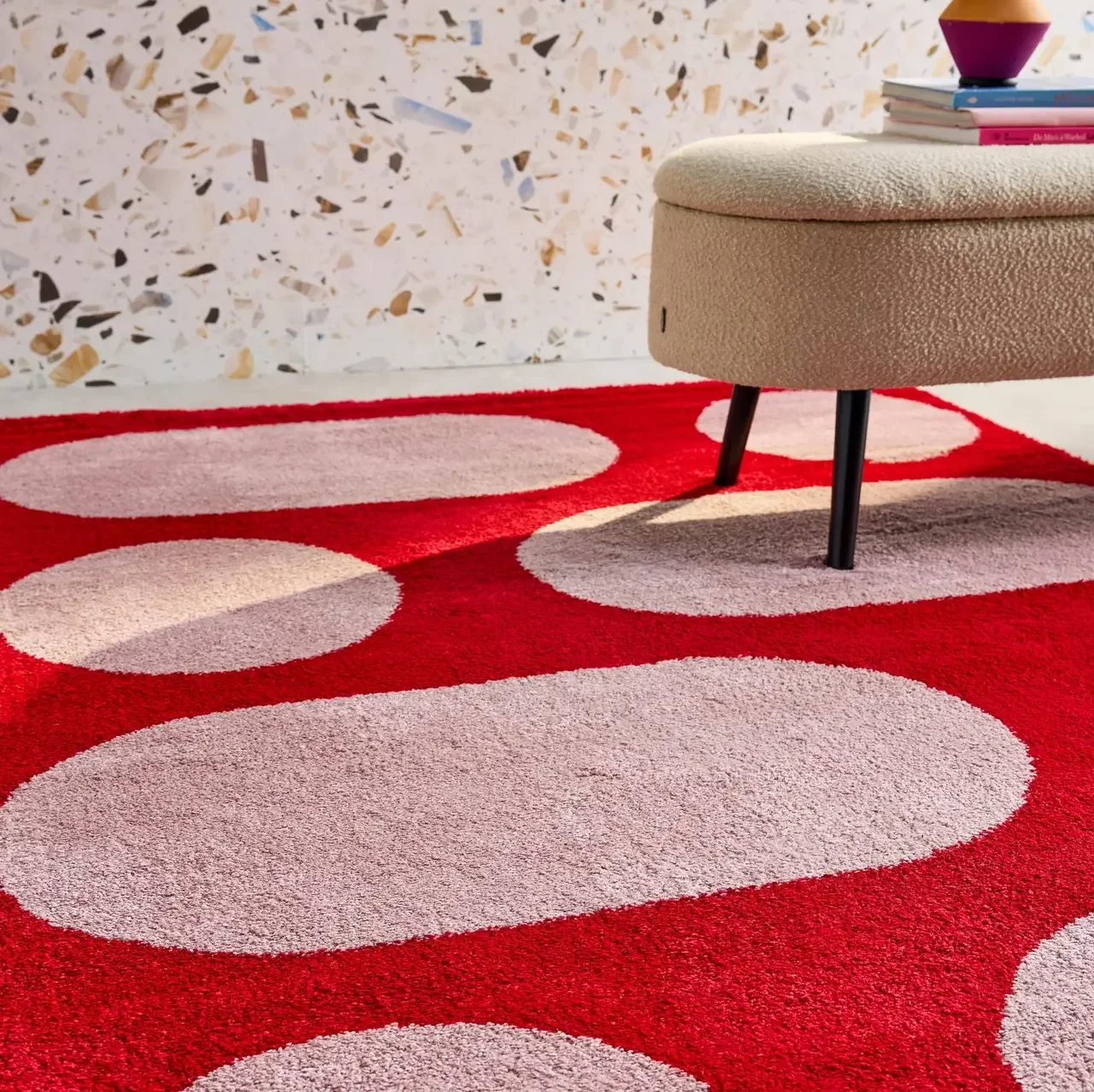 Tapis Joyce rouge poils longs design contemporain salon chambre doux élégant