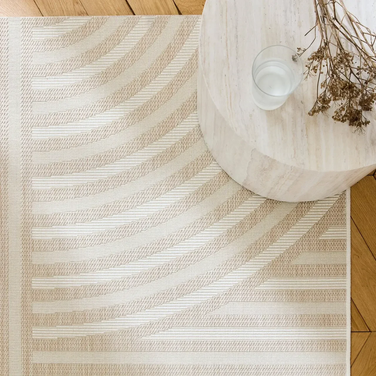 Beige Teppich innen außen Retro 50er Jahre Bögen Muster recycelter Kunststoff