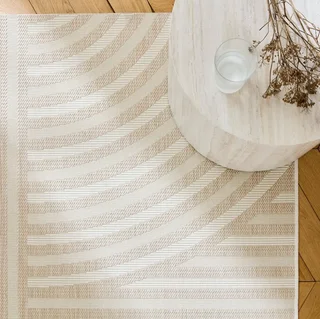 Beiger Teppich mit Bogenmuster für Innen und Außen aus recyceltem Kunststoff