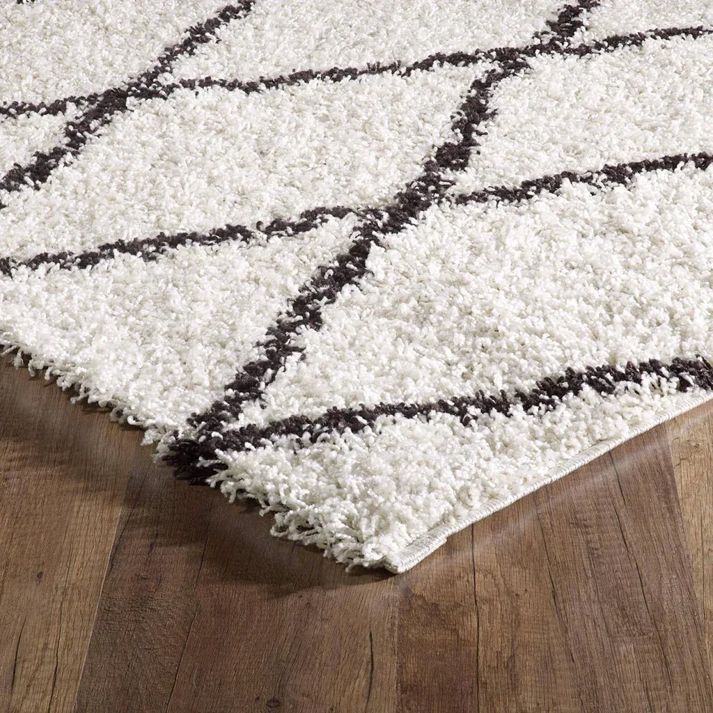Tapis shaggy berbère bicolore blanc noir motifs losanges poils longs