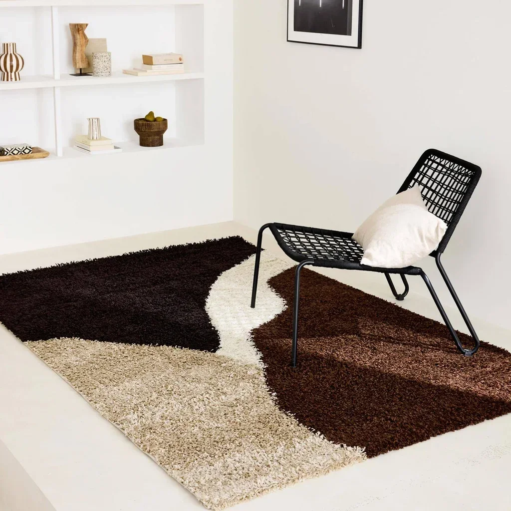 Tapis shaggy salon Omar motifs géométriques beige marron noir doux et moderne