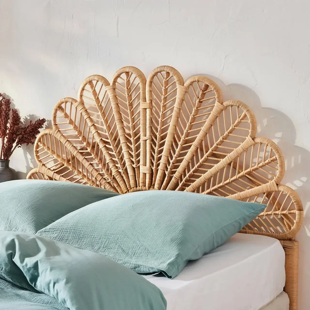 Tête de lit bohème en rotin naturel Anggun forme plume de paon