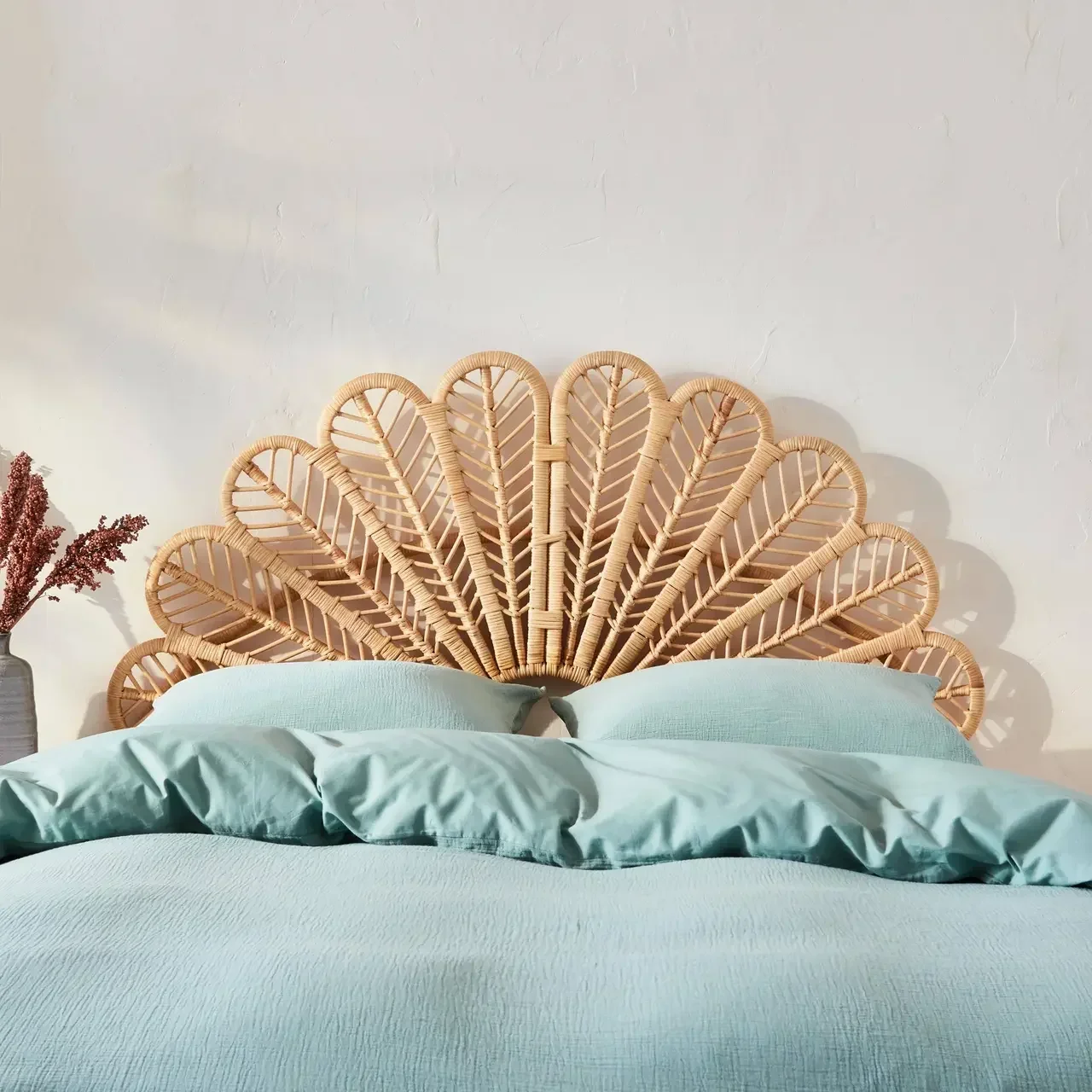 Tête de lit bohème en rotin naturel Anggun forme plume de paon