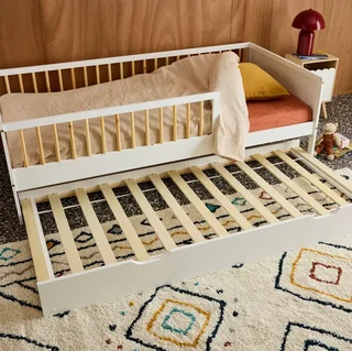 Gaveta cama infantil pinho natural com rodízios Roya